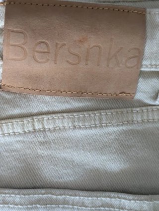 Vaqueros Bershka tiro alto beige con aberturas