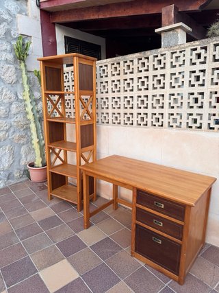 Escritorio de madera con cajones
