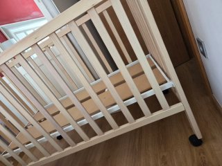 Cuna de bebé de madera