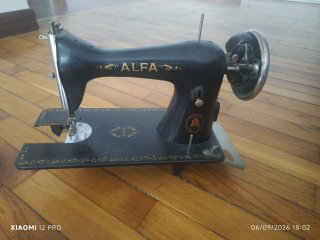Máquina de coser Alfa antigua Vintage