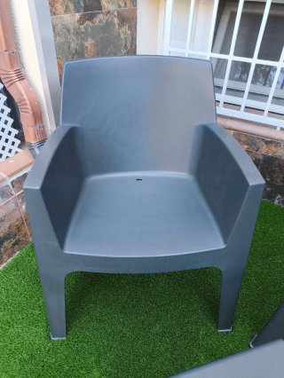 Conjunto mesa y 2 sillas de plástico