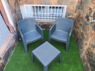 Conjunto mesa y 2 sillas de plástico