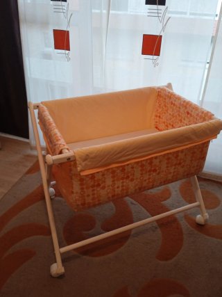 Minicuna para bebé con ruedas