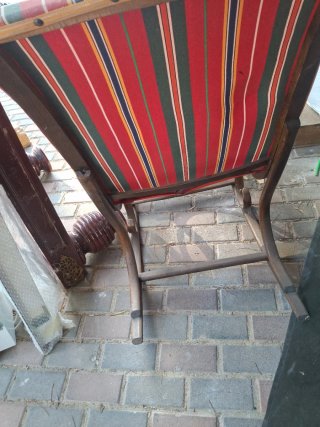 Mecedora antigua de madera y tela