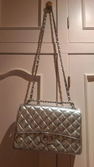Bolso piel plateado acolchado