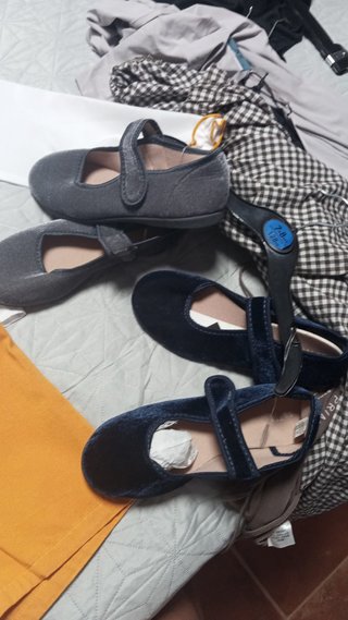 Zapatos de terciopelo azul y gris 5€ cada uno