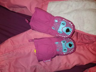 Traje de nieve rosa 2 años y guantes
