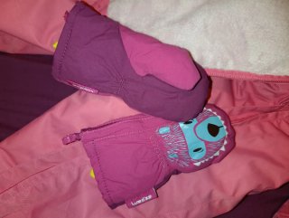 Traje de nieve rosa 2 años y guantes
