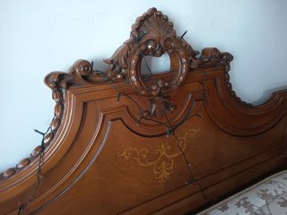 Cama, mesitas y espejo de habitación