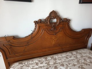 Cama, mesitas y espejo de habitación
