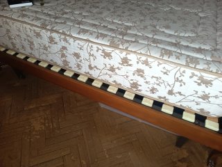 Cama, mesitas y espejo de habitación