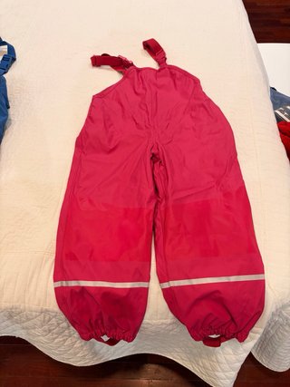 Pantalón de esquí azul con tirantes y otro rosa.