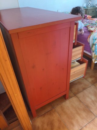 Cómoda de madera roja