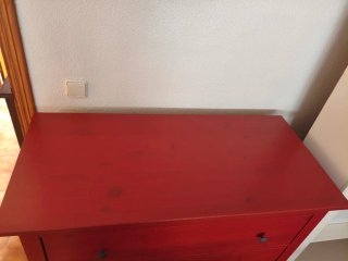 Cómoda de madera roja