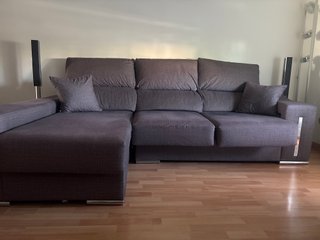 Sofá modular gris con asientos abatibles