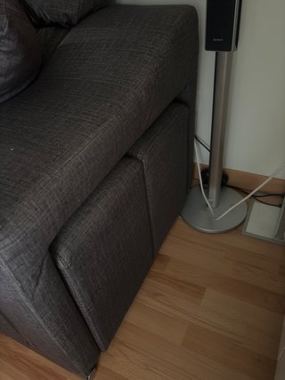 Sofá modular gris con asientos abatibles