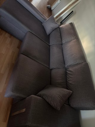 Sofá modular gris con asientos abatibles