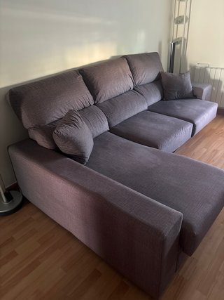 Sofá modular gris con asientos abatibles