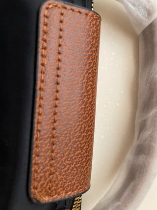 Bolso pequeño negro y marrón