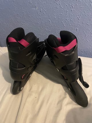 Patinetes negros con detalles rosas