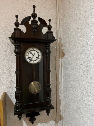 Reloj de pared antiguo de madera