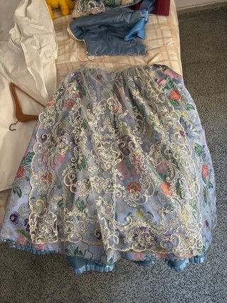 Traje de Fallera azul, con la flor grande
