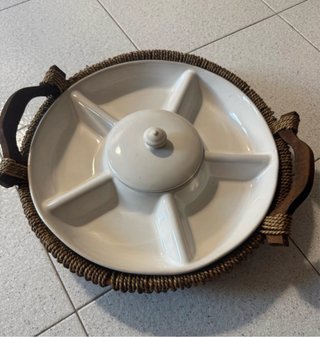 Piatto da portata in ceramica con cestino