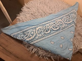 Bandana azul con diseño paisley