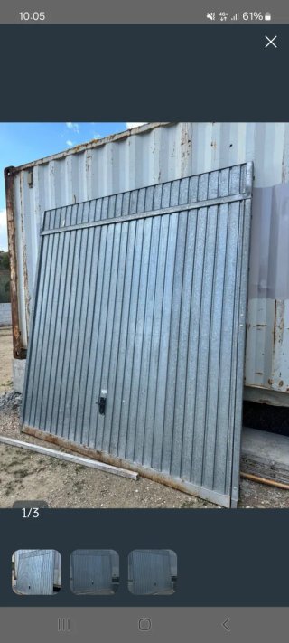 Puerta de garaje galvanizada abatible.