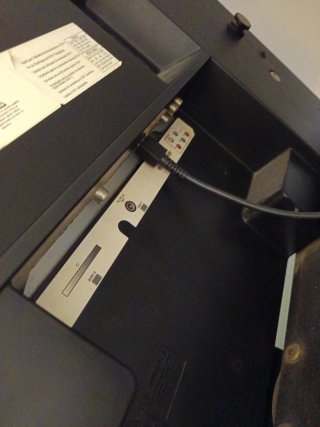 Televisión Philips Negra con adaptador de TDT .