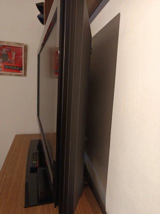 Televisión Philips Negra con adaptador de TDT .