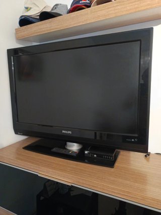 Televisión Philips Negra con adaptador de TDT .