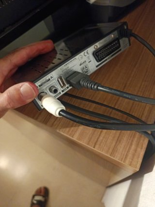 Televisión Philips Negra con adaptador de TDT .