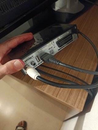 Televisión Philips Negra con adaptador de TDT .