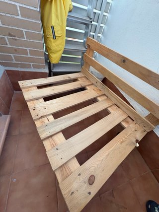 Cama para perro de madera hecha a mano