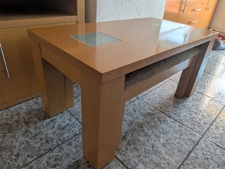 Mesa centro de madera con banco tapizado y cajón