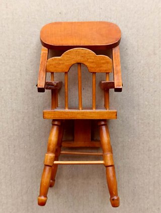 Seggiolone in legno per casa delle bambole