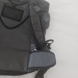 Mochila gris y naranja