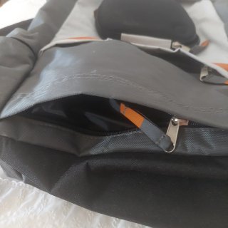 Mochila gris y naranja