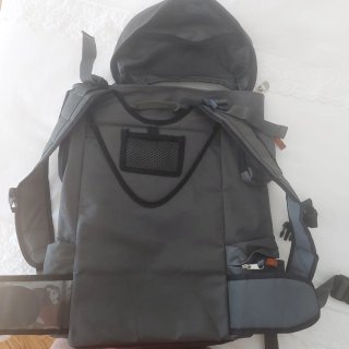 Mochila gris y naranja