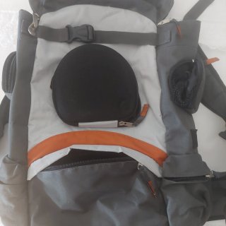 Mochila gris y naranja