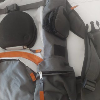 Mochila gris y naranja