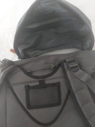 Mochila gris y naranja