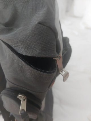 Mochila gris y naranja