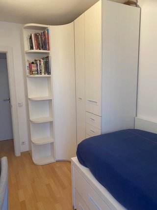 Habitación juvenil: Cama compacta y armario