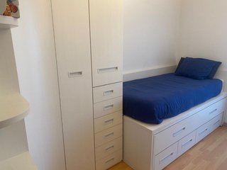Habitación juvenil: Cama compacta y armario
