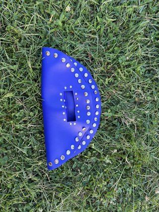 Bolso piel redondo tachuelas azul.