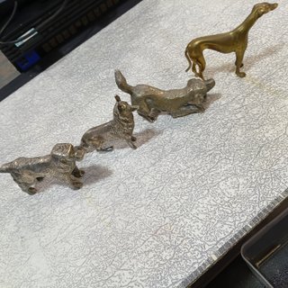 4 figuras de perros de bronce