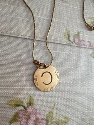 Collana Fendi placcata oro con ciondolo