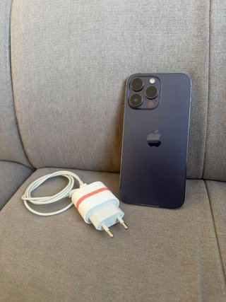 iPhone 14 Pro Max con accessori